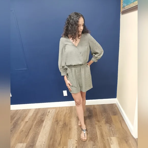 H&M 4 Black and White V Neck 3/4 Sleeve Short Romper Pockets and Belt - Picture 4 of 9